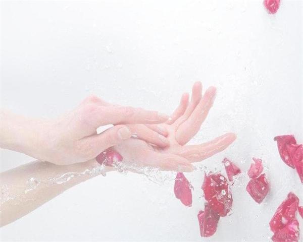 Con el líquido de lavado de manos, proteja sus manos de manera saludable